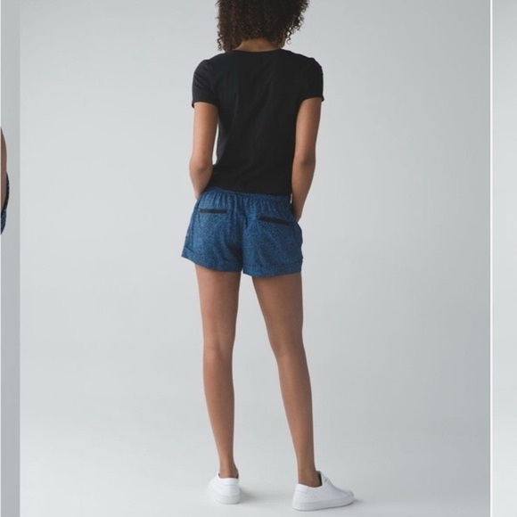 EUC - Lululemon Spring Break Away Short II Blue and Black Print Size 4 - Picture 3 of 9